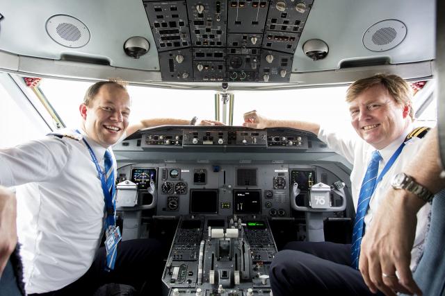 Holandski kralj krišom pilotira na komercijalnim letovima